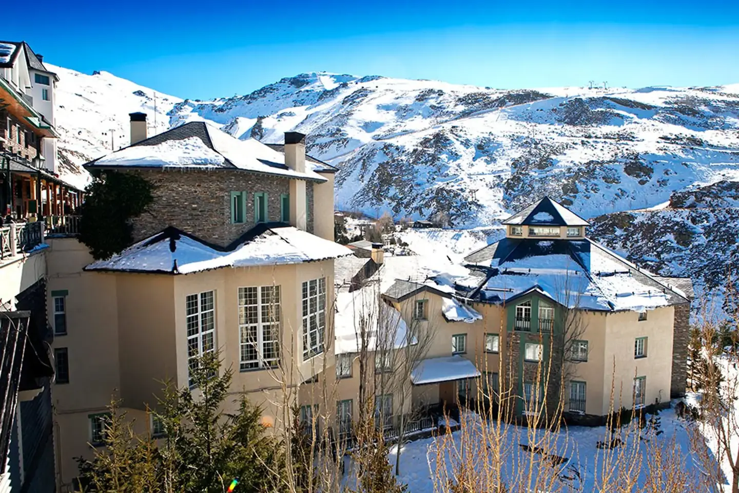 Exterior real del Apartahotel Trevenque en Sierra Nevada