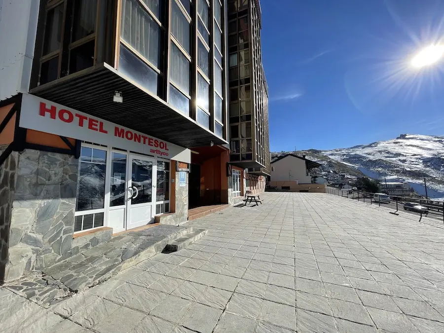 Fachada real del Hotel Montesol Arttyco y su entorno nevado