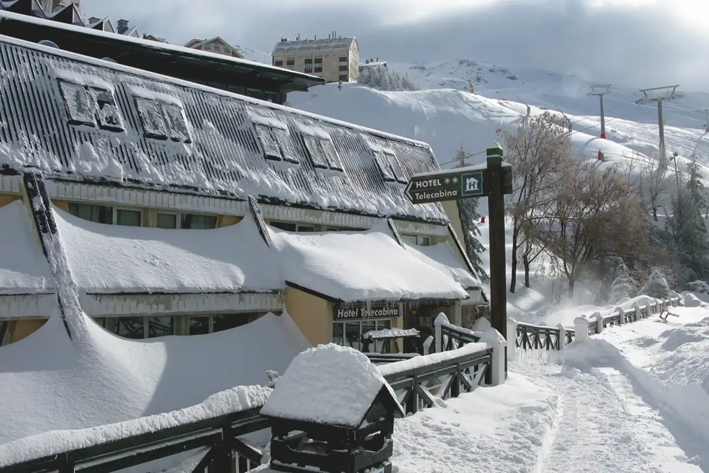 Exterior real del Hotel Telecabina nevado en Pradollano