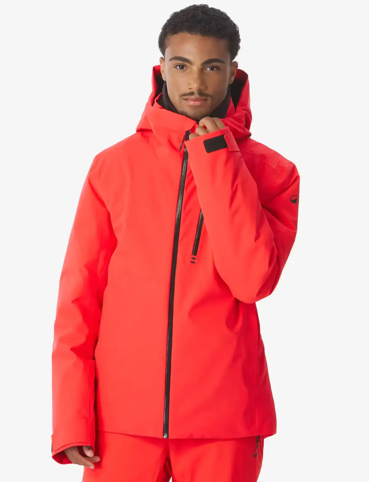 Chaqueta roja de nieve para hombre disponible en alquiler