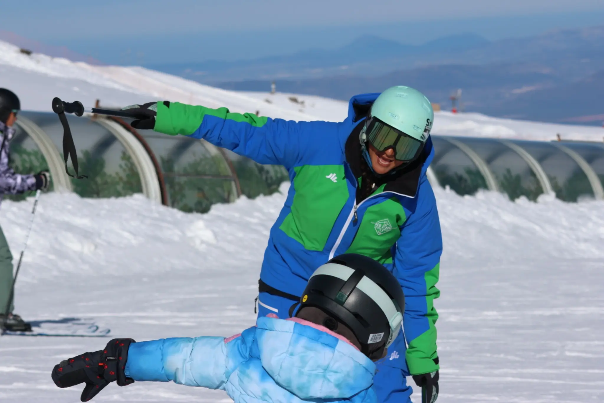 Profesor de The New School atendiendo de cerca a un niño en Sierra Nevada