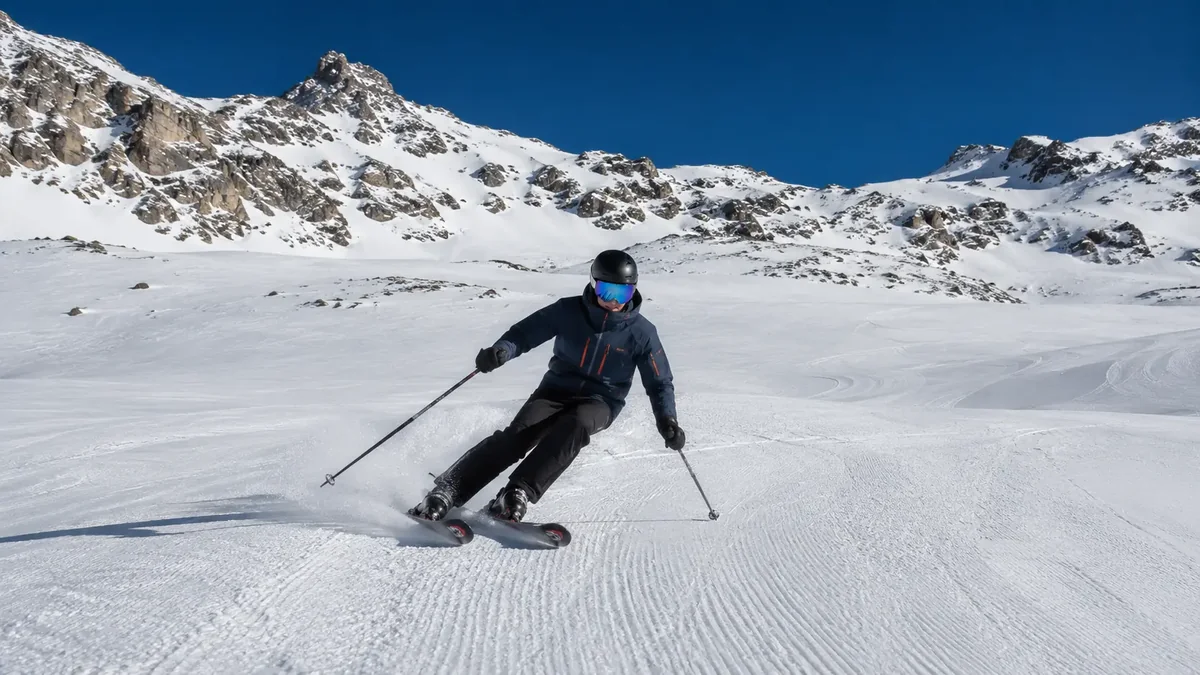 Esquiador adulto avanzado realizando un giro de carving controlado