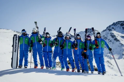 Equipo de profesores de The New School con sus uniformes azules y verdes en Sierra Nevada