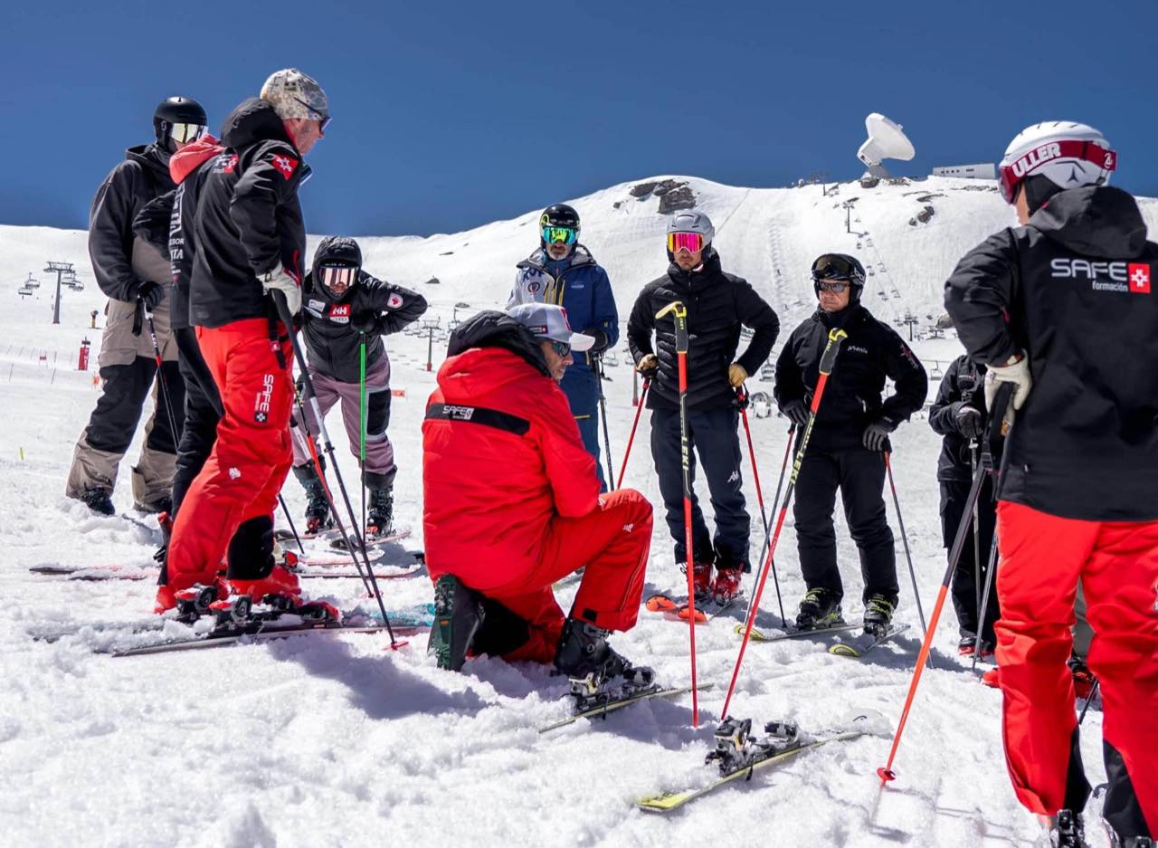 Formación de esquí con el equipo de SAFE en Sierra Nevada