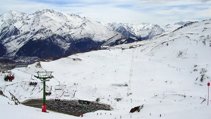 Estación de Formigal desde la pista del Collado