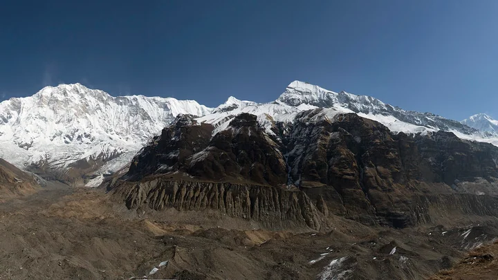 Panorama del santuario del Annapurna desde el campo base