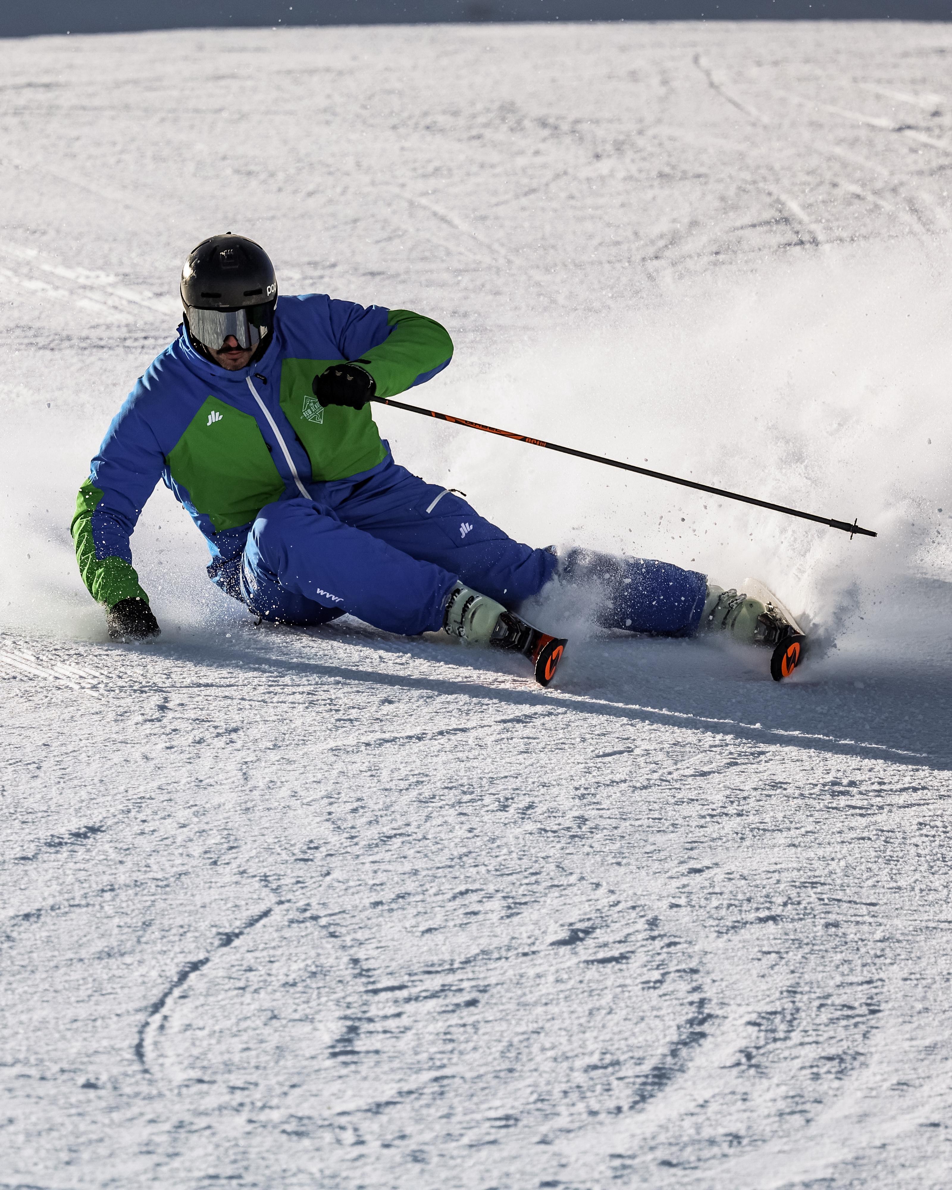 Asier, de The New School, ejecutando una curva de carving en Sierra Nevada