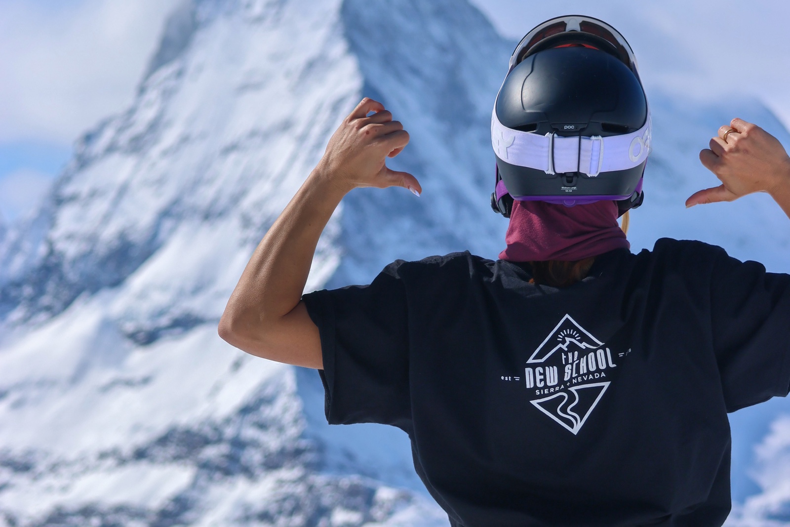 Viajera de The New School frente al Matterhorn en uno de los destinos TNS Travels