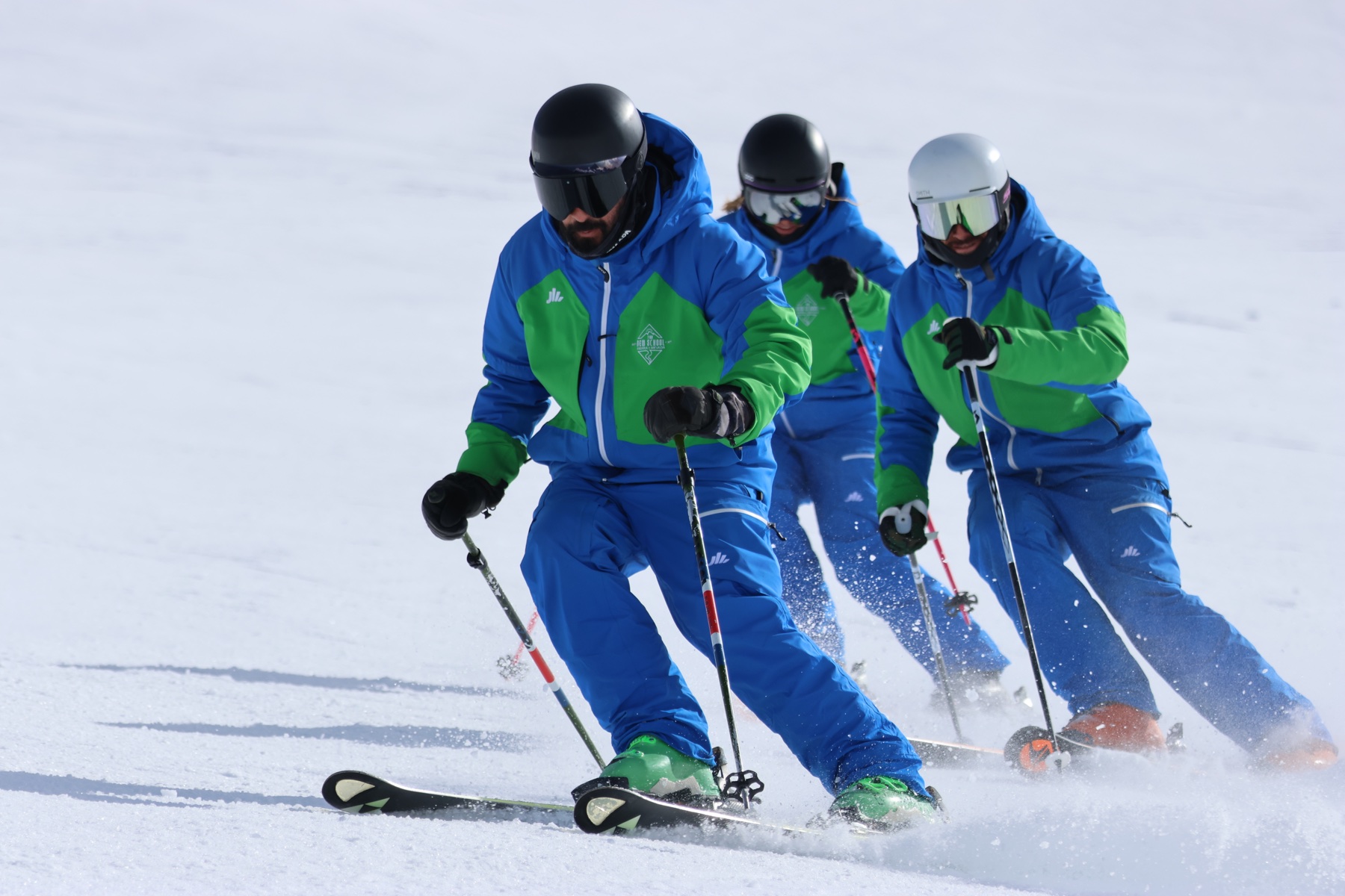 Profesores de The New School esquiando con el uniforme oficial en Sierra Nevada