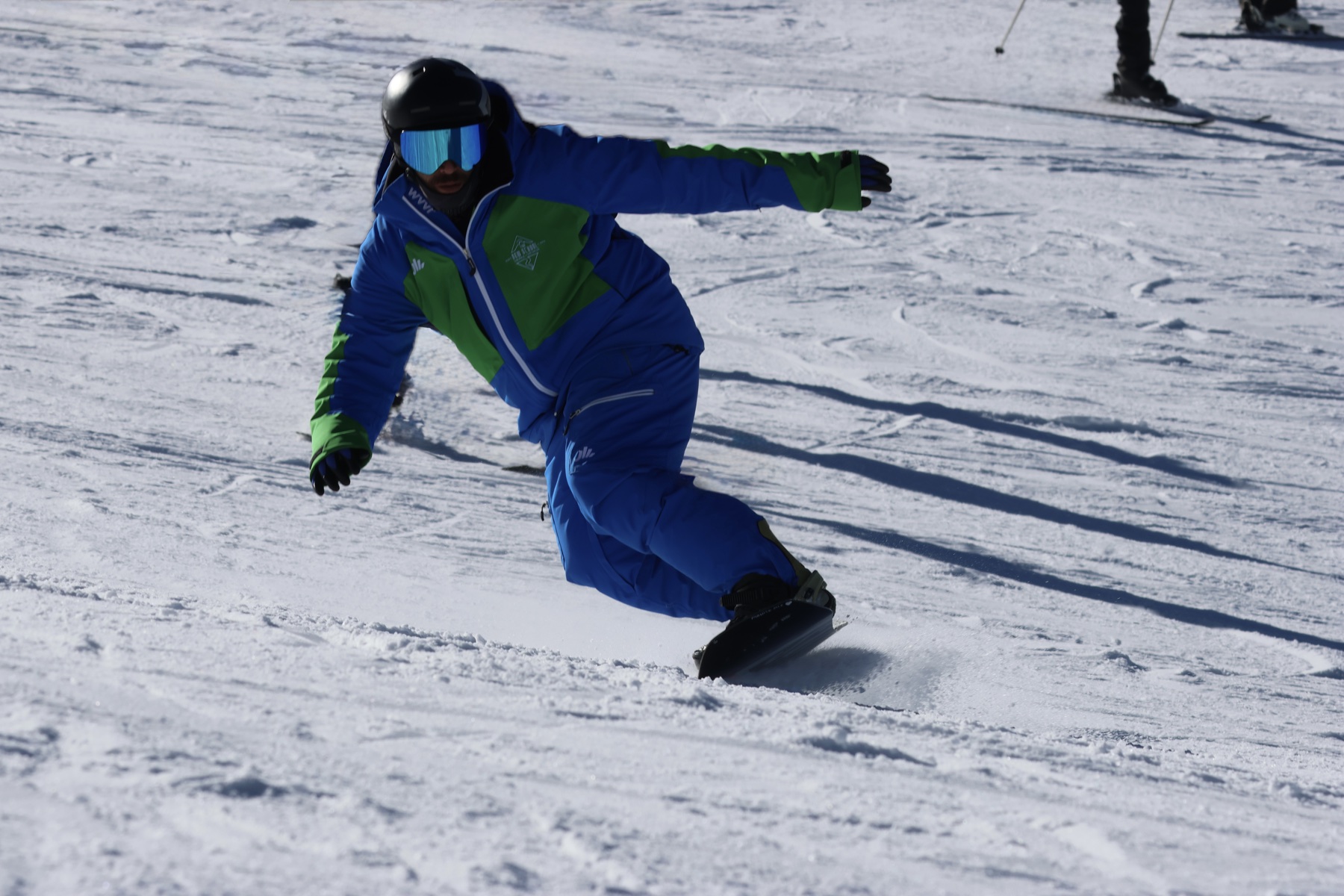 Profesor de snowboard de The New School con el uniforme oficial en Sierra Nevada