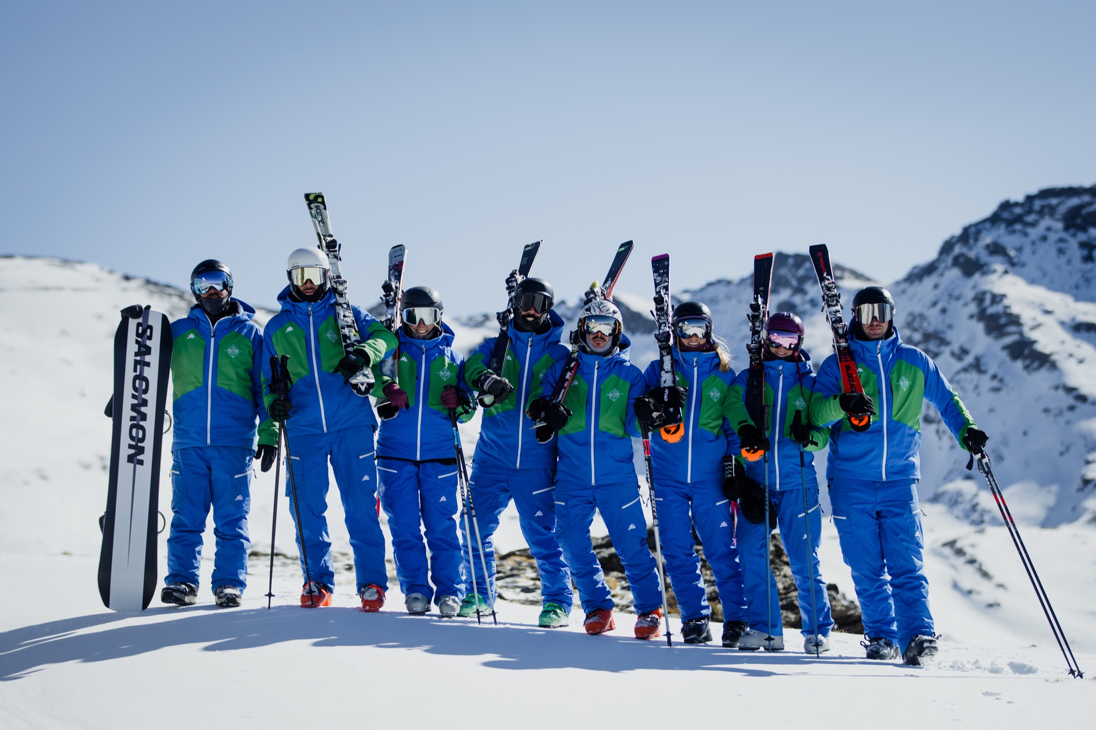 Profesores de The New School juntos en Sierra Nevada con el uniforme azul y verde