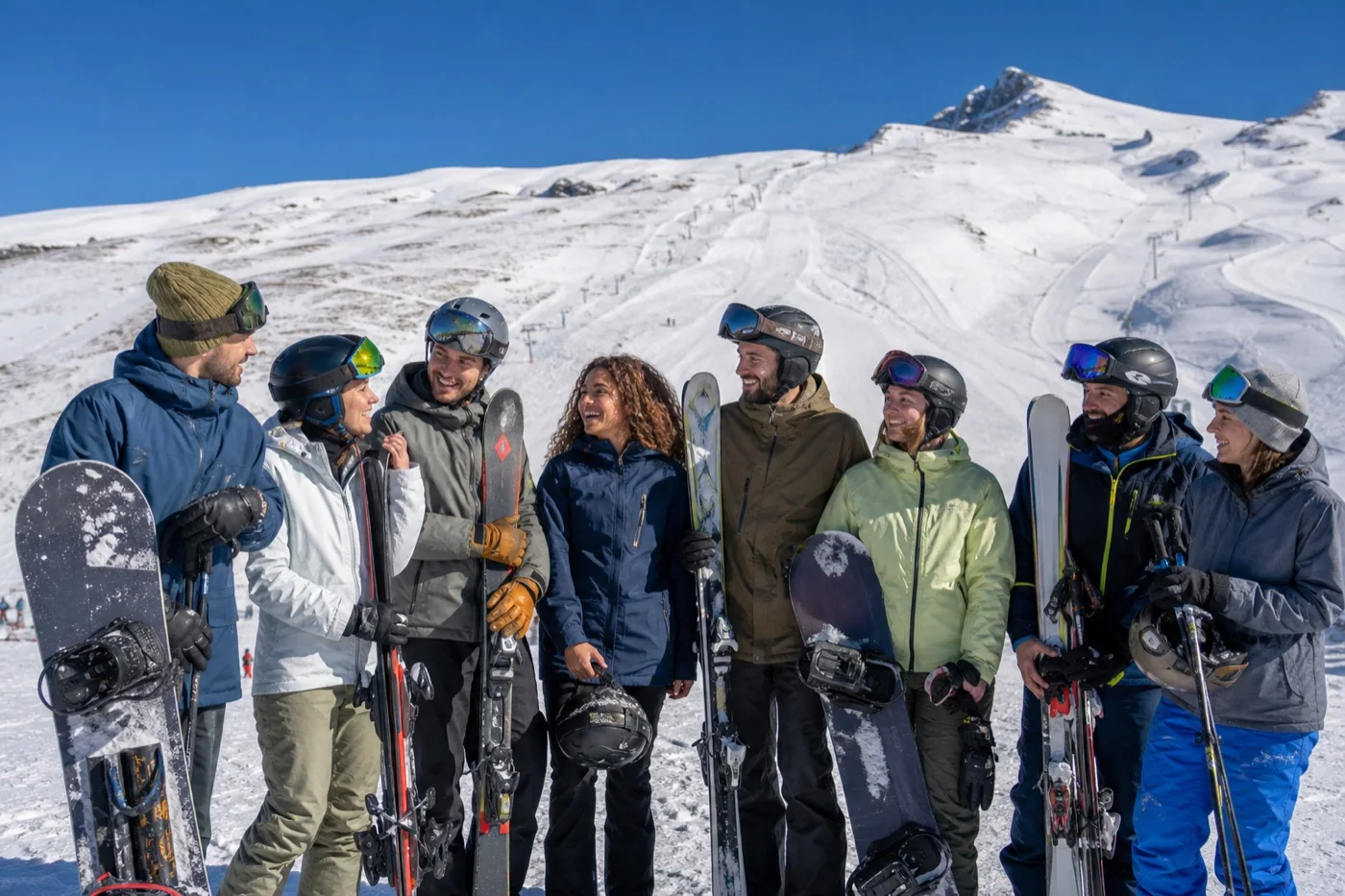 Grupo de esquiadores y snowboarders compartiendo una jornada de Club TNS